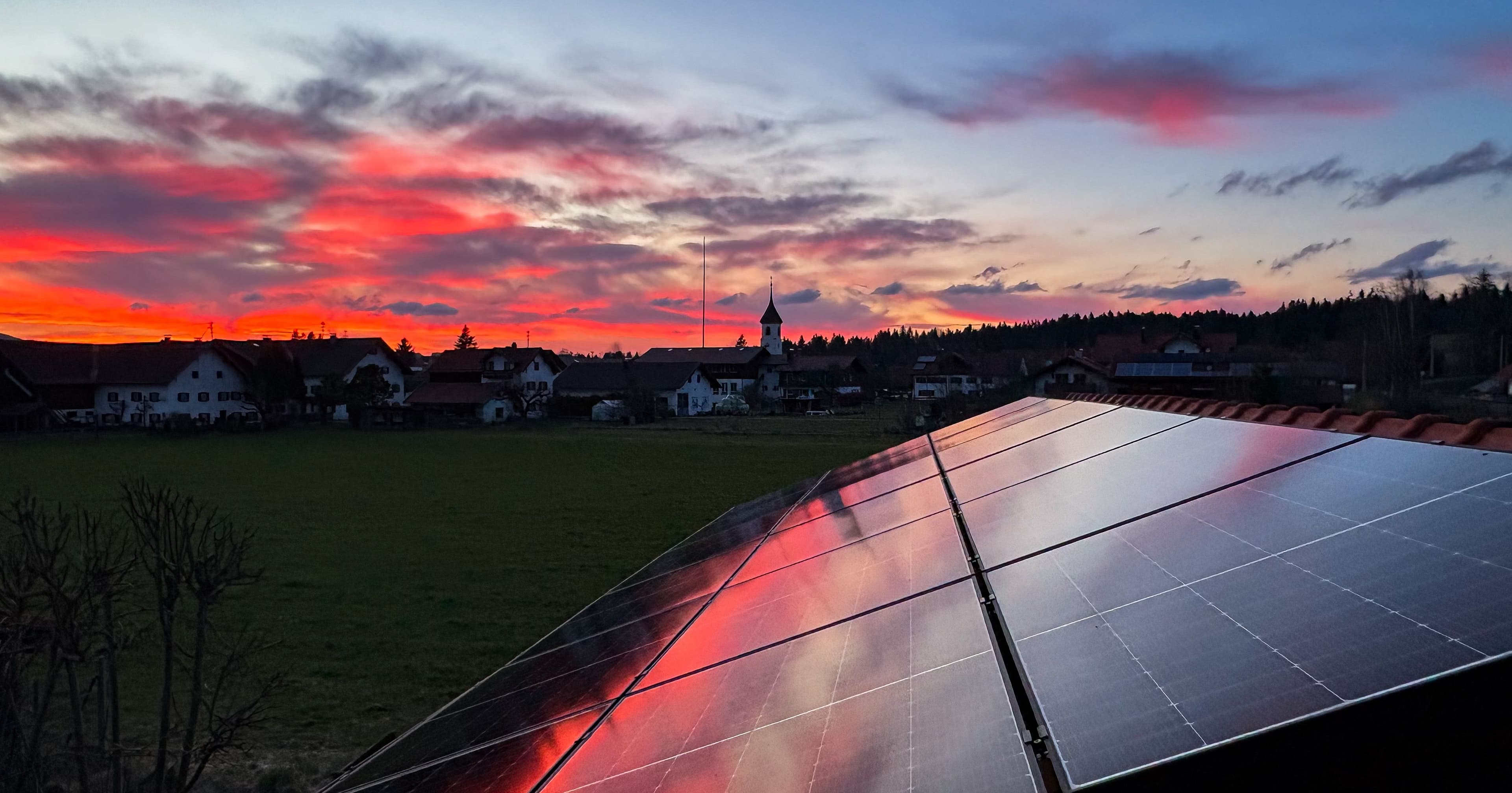 PV Anlage im Sonnenuntergang